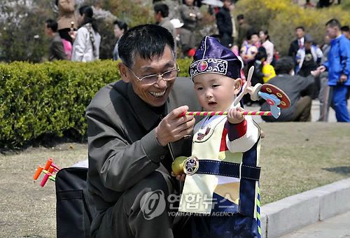 휴식 즐기는 평양 시민2010년 5월1일 노동절에 휴식을 즐기는 평양 시민 [연합뉴스 사진]