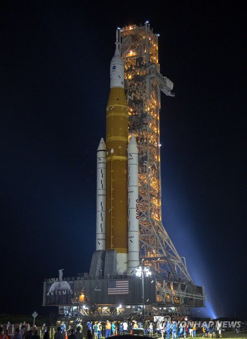 케네디우주센터 발사대로 옮겨지는 아르테미스 1(케네디우주센터 EPA=연합뉴스) 16일(현지시간) 미국 플로리다주 케네디우주센터에서 '오리온' 캡슐을 탑재한 대형발사체 '우주발사시스템'(SLS)이 미항공우주국(NASA·나사) 조립동 건물에서 39B 발사대로 이송되고 있다. 미국의 달 복귀 계획인 '아르테미스'(Artemis) 프로그램의 첫발을 내딛는 아르테미스 1은 오리온 우주선과 초대형 발사체 SLS의 시험 무대로 29일 오전 8시 33분 발사될 예정이다. 2022.08.17 ddy04002@yna.co.kr