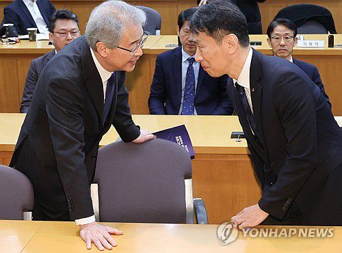 인사하는 이복현 금감원장과 임종룡 회장(서울=연합뉴스) 한상균 기자 = 이복현 금융감독원장과 임종룡 우리금융그룹 회장이 13일 서울 한국금융연수원에서 열린 사외이사 양성 및 역량 강화 업무협약식에서 인사하고 있다. 2025.2.13 xyz@yna.co.kr