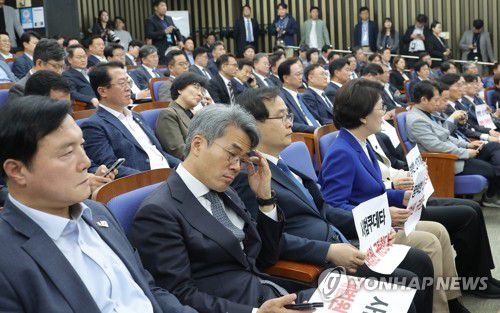 굳은 표정의 민주당 의원들(서울=연합뉴스) 류영석 기자 = 대법원이 더불어민주당 이재명 대선후보의 공직선거법 위반 혐의 2심 무죄판결을 파기 환송한 1일 서울 여의도 국회에서 열린 민주당 긴급의원총회에서 의원들이 굳은 표정을 짓고 있다.   2025.5.1 ondol@yna.co.kr