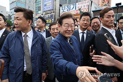 파기환송 판결 이후 '경청 투어' 시작한 이재명 후보(포천=연합뉴스) 김주성 기자 = 대법원이 더불어민주당 이재명 대선 후보의 공직선거법 위반 사건에 대해 유죄 취지로 파기환송 판결을 한 1일 이 후보가 전국 각지에서 민심을 듣는 '골목골목 경청투어'을 시작하며 경기도 포천에서 시민들과 만나고 있다. 2025.5.1 utzza@yna.co.kr