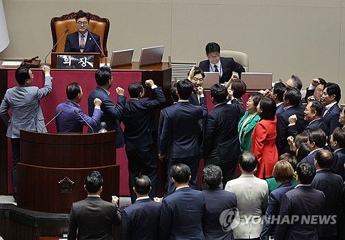 국회의장에 항의하는 국민의힘(서울=연합뉴스) 류영석 기자 = 국민의힘 의원들이 1일 국회에서 열린 본회의에서 우원식 국회의장이 최상목 경제부총리 겸 기획재정부 장관 탄핵소추안을 추가 상정하자 항의하고 있다. 2025.5.1 ondol@yna.co.kr