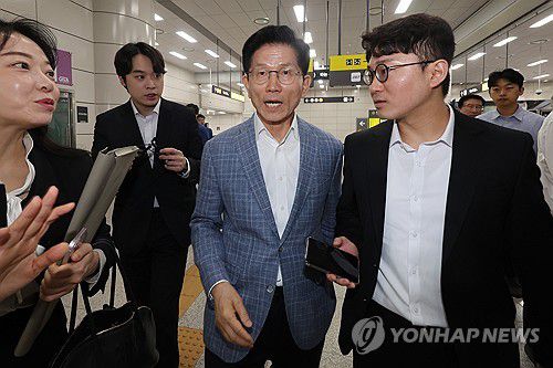 취재진 질문 받으며 이동하는 김문수 후보(서울=연합뉴스) 임화영 기자 = 국민의힘 김문수 대선 경선 후보가 2일 서울 강남구 수서역에서 청년서포터즈와 GTX-A를 탑승하기 위해 탑승구로 이동하고 있다. 2025.5.2 hwayoung7@yna.co.kr