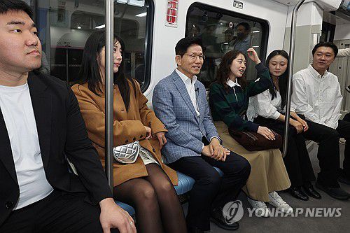 청년들과 대화 나선 국민의힘 김문수 후보(서울=연합뉴스) 임화영 기자 = 국민의힘 김문수 대선 경선 후보가 2일 서울 강남구 수서역에서 GTX-A를 탑승한 뒤 청년서포터즈와 대화를 나누고 있다. 2025.5.2 hwayoung7@yna.co.kr