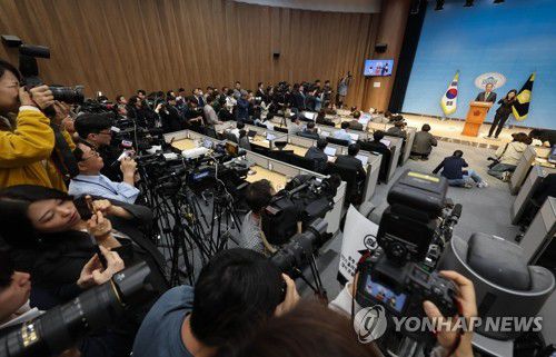 한덕수, 국회서 대선 출마 선언(서울=연합뉴스) 이진욱 기자 = 한덕수 전 국무총리가 2일 서울 여의도 국회 소통관에서 대통령 선거 출마를 선언하고 있다. 2025.5.2 cityboy@yna.co.kr