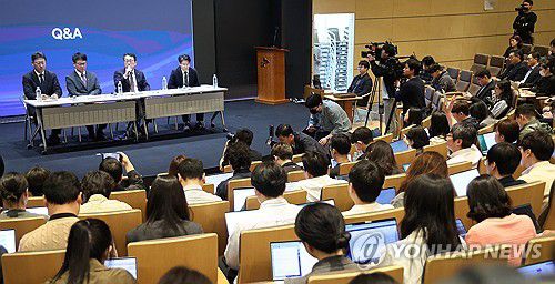 취재진 질문 받는 SKT 경영진들(서울=연합뉴스) 김성민 기자 = 유영상 SK텔레콤 대표이사(왼쪽 세번째)를 포함한 경영진들이 2일 서울 중구 SKT타워에서 열린 유심 정보 유출 관련 일일 브리핑에서 취재진의 질문에 답하고 있다. 2025.5.2 ksm7976@yna.co.kr