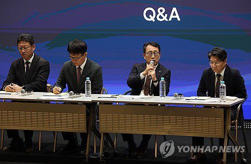 취재진 질문 받는 SKT 경영진들(서울=연합뉴스) 김성민 기자 = 유영상 SK텔레콤 대표이사(왼쪽 세번째)를 포함한 경영진들이 2일 서울 중구 SKT타워에서 열린 유심 정보 유출 관련 일일 브리핑에서 취재진의 질문에 답하고 있다. 2025.5.2 ksm7976@yna.co.kr