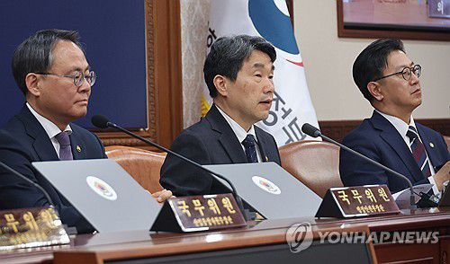 이주호 권한대행, 임시 국무회의 주재(서울=연합뉴스) 한상균 기자 = 이주호 대통령 권한대행 부총리 겸 교육부 장관이 2일 정부서울청사에서 임시 국무회의를 하고 있다. 2025.5.2 xyz@yna.co.kr