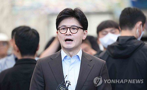 취재진 질문에 답하는 한동훈 후보(창원=연합뉴스) 김동민 기자 = 국민의힘 한동훈 대선 경선 후보가 2일 경남 창원시 마산합포구 마산어시장을 찾아 취재진 질문에 답하고 있다. 2025.5.2 image@yna.co.kr