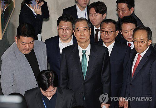 한덕수 전 총리, 이정현-추경호와 함께(서울=연합뉴스) 박동주 기자 = 한덕수 전 국무총리가 2일 서울 여의도 국회 소통관에서 대통령 선거 출마를 선언하기 위해 이정현 전 새누리당 대표, 국민의힘 추경호 의원 등과 기자회견장으로 향하고 있다. 2025.5.2 pdj6635@yna.co.kr