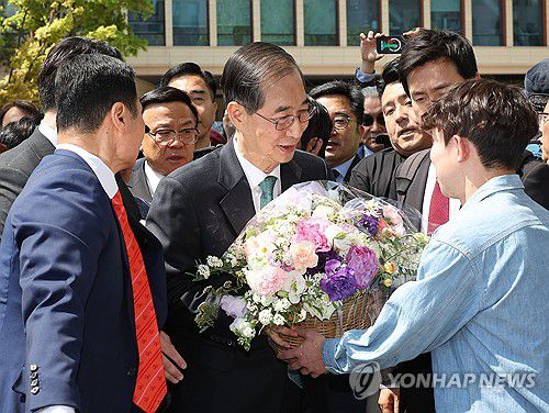 꽃바구니 받는 한덕수 전 총리(서울=연합뉴스) 박동주 기자 = 한덕수 전 국무총리가 2일 서울 여의도 국회 소통관에서 대통령 선거 출마 선언을 마치고 나와 지지자로부터 꽃바구니를 받고 있다. 2025.5.2 pdj6635@yna.co.kr