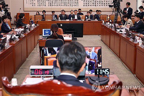 법제사법위원회 전체회의(서울=연합뉴스) 박동주 기자 = 2일 서울 여의도 국회에서 열린 법제사법위원회 전체회의에서 배형원 법원행정처 차장이 의원 질의에 답하고 있다. 2025.5.2 pdj6635@yna.co.kr