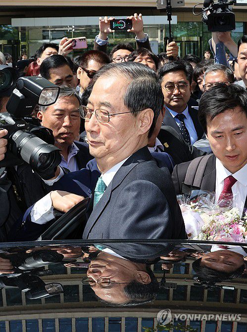 차량 탑승하는 한덕수 전 총리(서울=연합뉴스) 이진욱 기자 = 한덕수 전 국무총리가 2일 서울 여의도 국회 소통관에서 대통령 선거 출마 선언을 마치고 나와 차량에 탑승하고 있다. 2025.5.2 cityboy@yna.co.kr