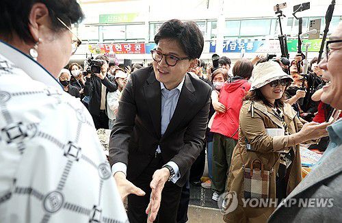 민심 잡는 한동훈(창원=연합뉴스) 김동민 기자 = 국민의힘 한동훈 대선 경선 후보가 2일 경남 창원시 마산합포구 마산어시장에서 시민과 인사하고 있다. 2025.5.2 image@yna.co.kr
