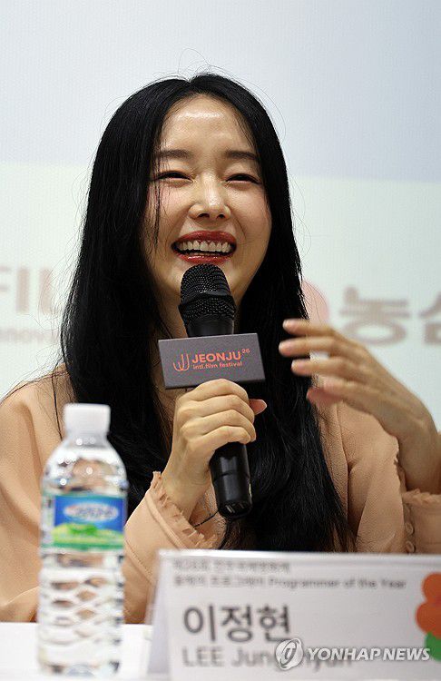 전주국제영화제 찾은 이정현(전주=연합뉴스) 나보배 기자 = 제26회 전주국제영화제가 열리고 있는 2일, 전북 전주시 완산구 전주중부비전센터에서 열린 'J스페셜: 올해의 프로그래머' 기자회견에서 배우 겸 감독 이정현이 기자들의 질문에 답하고 있다. 2025.5.2 warm@yna.co.kr