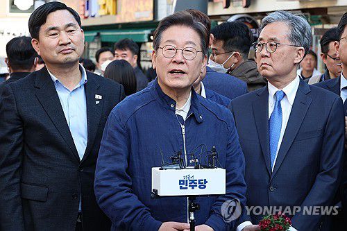 취재진 질문에 답하는 이재명 후보(인제=연합뉴스) 김주성 기자 = 더불어민주당 이재명 대선 후보가 '골목골목 경청투어' 접경지역 방문 이틀째인 2일 강원도 인제군 원통전통시장에서 주민들을 만난 뒤 취재진의 질문에 답하고 있다. 2025.5.2 utzza@yna.co.kr