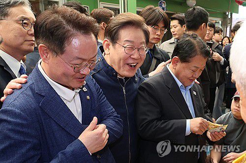 황태채 구입 권하는 이재명 후보(인제=연합뉴스) 김주성 기자 = 더불어민주당 이재명 대선 후보가 '골목골목 경청투어' 접경지역 방문 이틀째인 2일 강원도 인제군 원통전통시장에서 건어물 가게에 들러 황태채를 맛본 뒤 김병주·허영 의원에게 구입을 권하고 있다. 2025.5.2 utzza@yna.co.kr