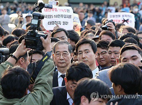 5·18묘역 참배길 막힌 한덕수 전 총리(광주=연합뉴스) 조남수 기자 = 2일 오후 광주 북구 국립5·18민주묘지를 찾은 한덕수 전 총리가 광주비상행동 등 시민사회단체 관계자들에게 가로막혀 있다. 2025.5.2 iso64@yna.co.kr