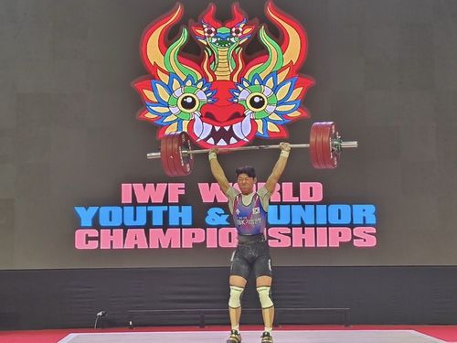 바벨을 드는 박주현(서울=연합뉴스) 박주현(왼쪽 세 번째)이 3일(한국시간) 페루 리마에서 열린 2025 세계주니어역도선수권 남자 73㎏급에서 바벨을 들고 있다. [대한역도연맹 제공. 재판매 및 DB금지]