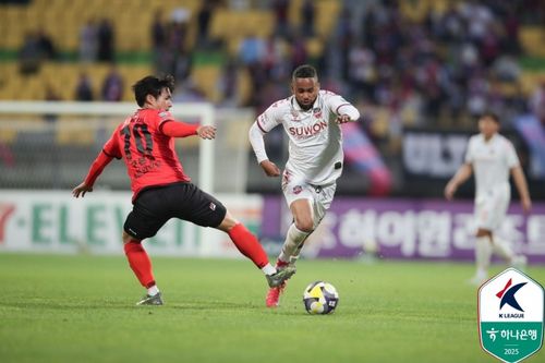 강원 구본철과 수원FC 안데르손[한국프로축구연맹 제공. 재판매 및 DB 금지]