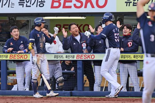 3일 삼성 전 6회에 대량 득점 후 기뻐하는 두산 선수들. [두산 베어스 제공. 재판매 및 DB 금지]
