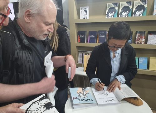 그림으로 서명하는 김금숙 작가(부에노스아이레스=연합뉴스) 김선정 통신원 = 지난 1일(현지시간) 제49회 부에노스아이레스 국제도서박람회에서 그래픽노블 '풀'의 김금숙 작가가 독자의 책에 시그니처 그림으로 서명하고 있다. '풀'을 매우 감명 깊게 봤다는 디에고(60) 씨는 역사 교사로서 학생들에게 위안부 역사도 가르치고 있다고 연합뉴스에 말했다. 2025.5.3 sunniek8@yna.co.kr