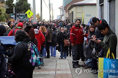 '강진' 건물 밖으로 나온 칠레 주민과 관광객[푼타아레나스 AFP=연합뉴스. 재판매 및 DB 금지]