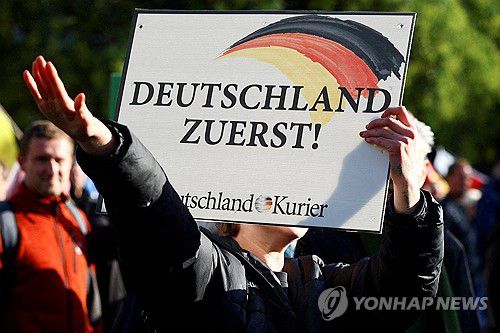 AfD 지지자 '나치 경례'[로이터 연합뉴스 자료사진. 재판매 및 DB 금지]