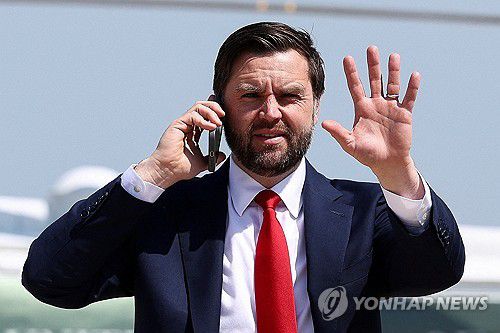 밴스 부통령1일(현지시간) 사우스캐롤라이나로 향하던 도중 누군가와 통화하는 JD 밴스 미 부통령 [로이터=연합뉴스 자료사진. 재판매 및 DB 금지]