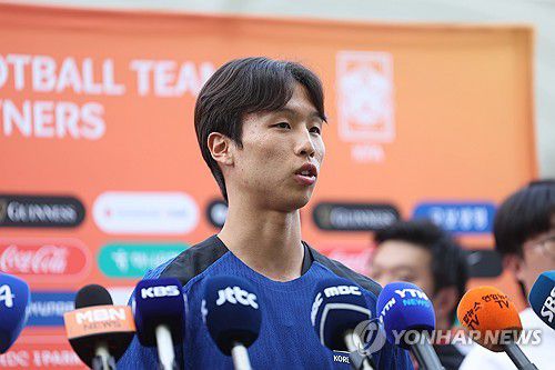 취재진과 인터뷰하는 엄지성(고양=연합뉴스) 박동주 기자 = '홍명보호' 축구 대표팀 엄지성이 2일 경기 고양시 고양종합운동장에서 2026 북중미 월드컵 아시아지역 3차 예선 대비 훈련에 앞서 취재진과 인터뷰하고 있다. 2024.9.2 pdj6635@yna.co.kr