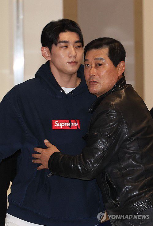 아버지와 인사 나누는 이정후(영종도=연합뉴스) 이정훈 기자 = 미국프로야구(MLB) 샌프란시스코 자이언츠 이정후가 13일 인천국제공항을 통해 출국하며 아버지 이종범과 인사를 나누고 있다. 2025.1.13 uwg806@yna.co.kr