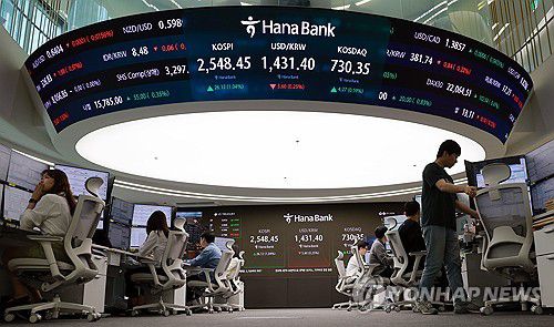 코스피지난달 25일 서울 중구 하나은행 본점 딜링룸에서 딜러들이 업무를 보고 있다.[연합뉴스 자료사진]