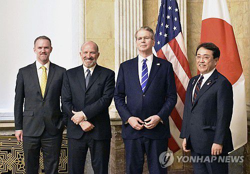 미일, 워싱턴서 2차 관세 협상(워싱턴 교도=연합뉴스) 1일(현지시간) 미국 워싱턴DC에서 열린 미국과 일본 간 2차 관세 협상에서 양국 참가자들이 기념 촬영에 응하고 있다.