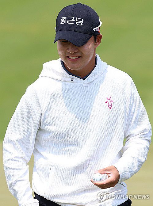 1번홀 파로 마무리한 김민규(인천=연합뉴스) 김도훈 기자 = 2일 인천 송도 잭 니클라우스 골프클럽 코리아에서 열린 LIV 골프 코리아 1라운드 1번홀에서 레인지고츠 팀 김민규가 파로 홀아웃 한 뒤 갤러리들을 향해 인사하고 있다. 2025.5.2 superdoo82@yna.co.kr