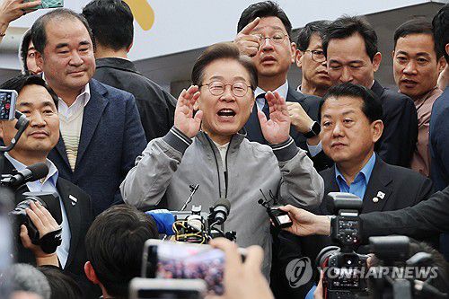 '동해안벨트' 민심 공략 나선 이재명 후보(속초=연합뉴스) 김주성 기자 = 더불어민주당 이재명 대선 후보가 '골목골목 경청투어' 사흘째인 3일 '동해안벨트' 첫 방문지인 강원도 속초시 중앙재래시장에서 도민들을 만나 지지를 호소하고 있다. 2025.5.3 utzza@yna.co.kr