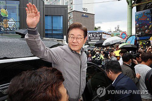'험지' 속초에서 현장행보 이어기는 이재명 후보(속초=연합뉴스) 김주성 기자 = 더불어민주당 이재명 대선 후보가 '골목골목 경청투어' 사흘째인 3일 '동해안벨트' 첫 방문지인 강원도 속초시 중앙재래시장에서 강원도민들을 만난 뒤 차에 올라 인사하고 있다. 2025.5.3 utzza@yna.co.kr