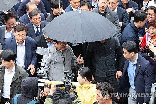 이재명 후보, 잇따르는 피습 제보에 경호 강화(속초=연합뉴스) 김주성 기자 = 더불어민주당 이재명 대선 후보가 '골목골목 경청투어' 사흘째인 3일 '동해안벨트' 첫 방문지인 강원도 속초시 중앙재래시장에서 비가 그쳤음에도 우산을 쓴 채로 두터운 경호막에 둘러싸여 도민들을 향해 인사하고 있다.      이날 이 후보 측은 SNS를 통해 "후보에 대한 피습 모의 제보가 잇따르고 있다. 이에 따라 지금부터 후보의 대인 접촉이 어려운 상황이다. 너른 양해 부탁드린다"라고 공지했다. 2025.5.3 utzza@yna.co.kr