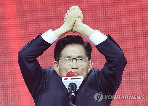손 들어올리는 김문수 후보(고양=연합뉴스) 박동주 기자 = 국민의힘 대선 후보로 선출된 김문수 후보가 3일 경기 고양시 킨텍스에서 열린 국민의힘 전당대회에서 수락 연설을 하고 있다. 2025.5.3 pdj6635@yna.co.kr