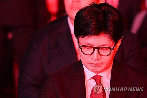 결과 기다리는 한동훈 후보(고양=연합뉴스) 박동주 기자 = 국민의힘 한동훈 대선 경선 후보가 3일 경기 고양시 킨텍스에서 열린 국민의힘 최종 대선 후보 선출을 위한 전당대회에서 결과를 기다리고 있다. 2025.5.3 [공동취재] pdj6635@yna.co.kr