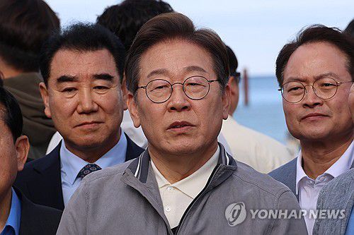 김문수 후보 선출 관련 질문에 답하는 이재명 후보(삼척=연합뉴스) 김주성 기자 = 더불어민주당 이재명 대선 후보가 '골목골목 경청투어' 사흘째인 3일 강원도 삼척해수욕장을 찾아 도민들을 만난 뒤 국민의힘 김문수 대선 후보 선출과 관련한 취재진 질문에 답하고 있다. 2025.5.3 utzza@yna.co.kr