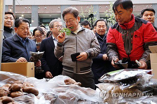 생 어수리 맛보는 이재명 후보(태백=연합뉴스) 김주성 기자 = 더불어민주당 이재명 대선 후보가 '골목골목 경청투어' 사흘째인 3일 강원도 태백시 장성동 산나물 축제장을 찾아 지역 특산물인 생 어수리 나물을 맛보고 있다. 2025.5.3 utzza@yna.co.kr