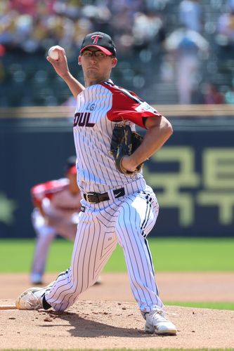 KBO 1군 무대 데뷔전 치른 코엔 윈(서울=연합뉴스) 코엔 윈이 4일 서울 잠실구장에서 열린 프로야구 SSG와 홈 경기에 선발 등판해 역투하고 있다. [LG 트윈스 제공. 재판매 및 DB금지]