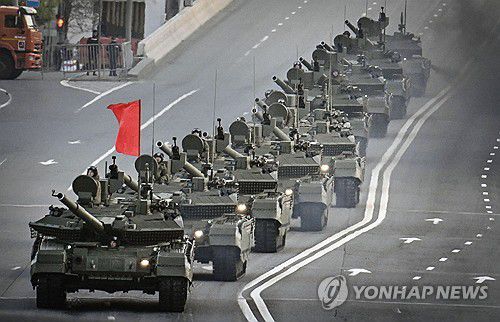 러시아군 탱크(모스크바 AFP=연합뉴스) 지난 3일(현지시간) 2차 세계대전 전승절 기념행사 리허설에서 러시아군 T-90M 탱크가 줄지어 이동하고 있다. 2025.5.4 photo@yna.co.kr