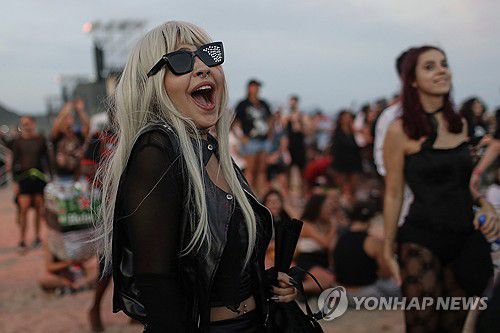 3일(현지시간) 레이디 가가 브라질 공연을 기다리는 팬[AP 연합뉴스]