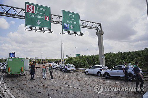 후티 미사일, 벤구리온 공항 타격(텔아비브 AP=연합뉴스) 4일(현지시간) 이스라엘 벤구리온 국제공항의 미사일 피해 지역을 군경이 통제하고 있다. 2025.5.4 photo@yna.co.kr