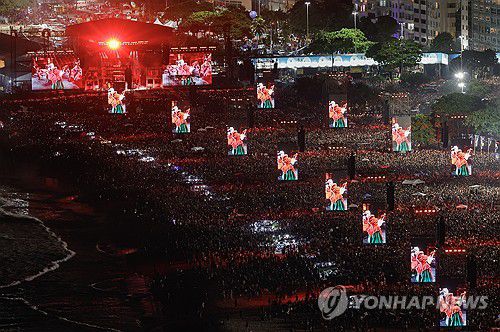 3일(현지시간) 브라질 리우데자네이루시 해변에서 열린 레이디 가가 콘서트[EPA 연합뉴스]