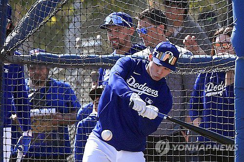 타격 훈련하는 다저스 김혜성(글렌데일[미국 애리조나주]=연합뉴스) 신현우 기자 = 미국프로야구 메이저리그(MLB) 첫 시즌을 준비하는 로스앤젤레스 다저스 김혜성이 19일(현지시간) 다저스 스프링캠프가 열리고 있는 미국 애리조나주 글렌데일 캐멀백 랜치에서 타격 훈련하고 있다. 2025.2.20 nowwego@yna.co.kr