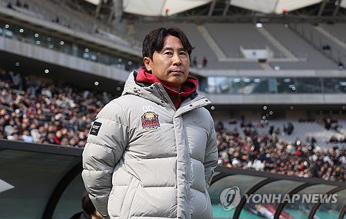 경기 시작 기다리는 김기동 감독(서울=연합뉴스) 김성민 기자 = 3일 서울 마포구 서울월드컵경기장에서 열린  하나은행 K리그1 2025 FC서울과 김천 상무의 경기. 서울 김기동 감독이 경기 시작을 기다리고 있다.  2025.3.3 ksm7976@yna.co.kr