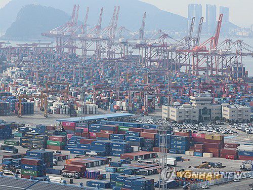 수출입 화물이 쌓여 있는 부산항 신선대부두[연합뉴스 자료사진]