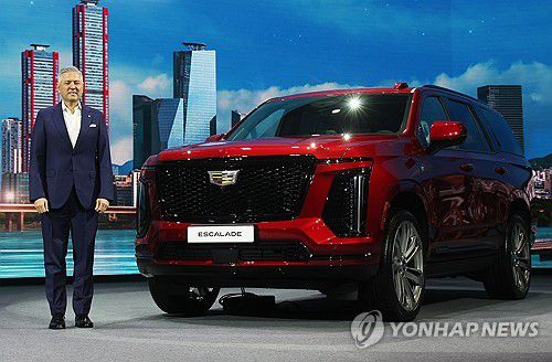 캐딜락 '더 뉴 에스컬레이드' 출시(광명=연합뉴스) 홍기원 기자 = 16일 경기도 광명시 아이벡스 스튜디오에서 헥터 비자레알 한국GM 사장이 이날 공개된 제너럴모터스(GM)의 고급 브랜드 캐딜락을 대표하는 럭셔리 대형 스포츠유틸리티차(SUV) '더 뉴 에스컬레이드' 앞에서 포즈를 취하고 있다. 2025.4.16 xanadu@yna.co.kr
